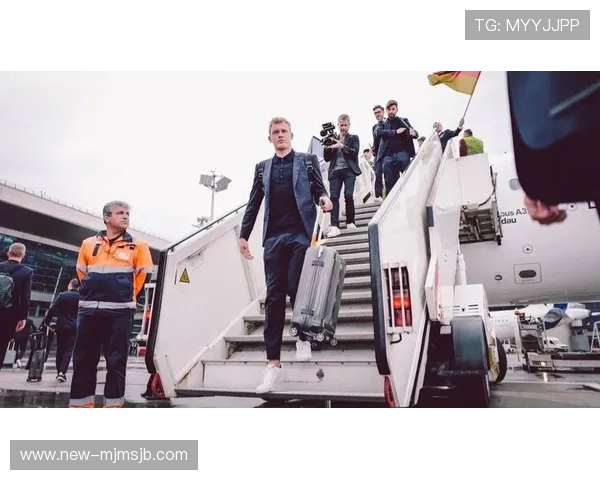 世界杯德国队西装照片引发热议，展现球队专业形象与时尚品味的完美结合